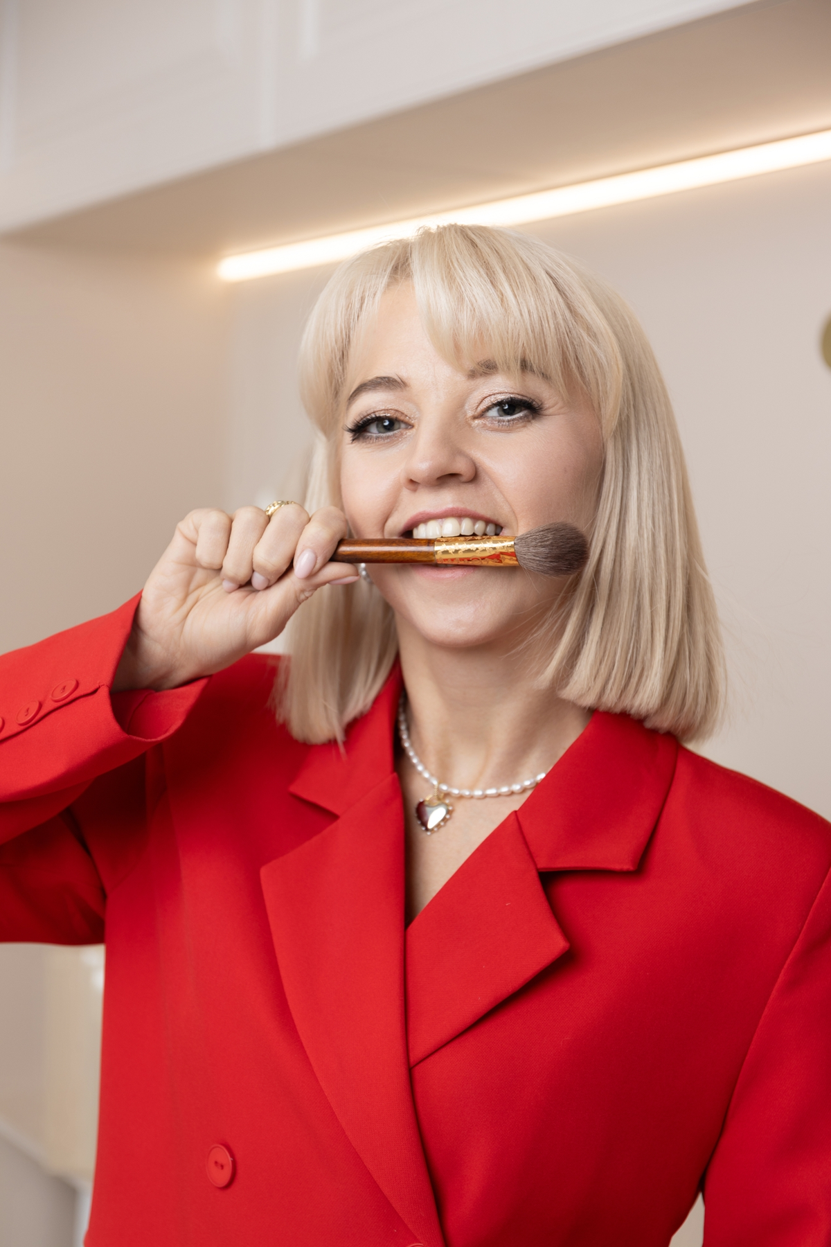 Мария Алексеева с кистью для макияжа